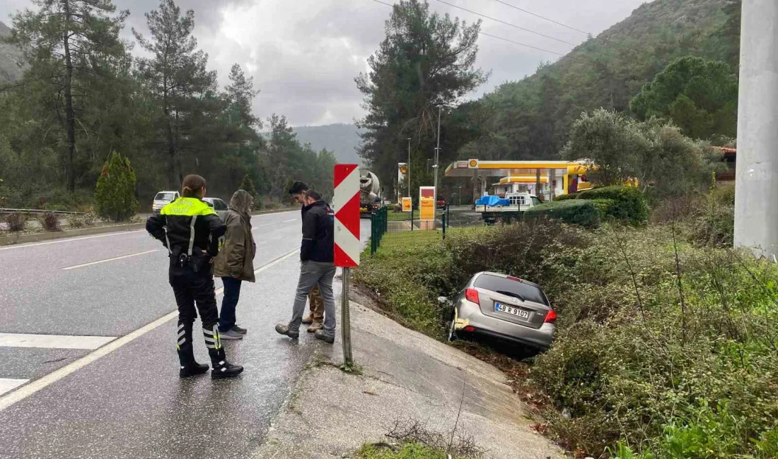 Muğla’nın Marmaris ilçesinde sürücüsünün direksiyon hakimiyetini kaybettiği otomobil yol kenarındaki