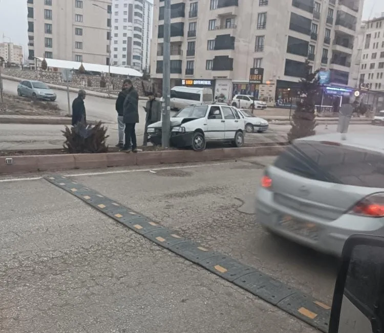 Elazığ’da sürücüsünün direksiyon hakimiyetini kaybettiği otomobil, refüje çarparak durabildi. Kazada