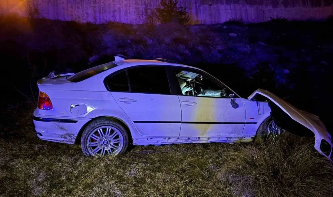 Kastamonu’nun Azdavay ilçesinde şarampole uçarak yaklaşık 50 metre sürüklenen otomobildeki