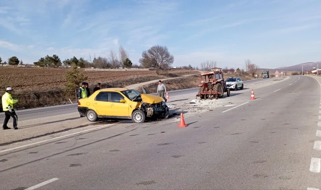 Tokat-Sivas karayolunda otomobilin traktöre çarpması sonucu iki sürücü yaralandı. Kaza,