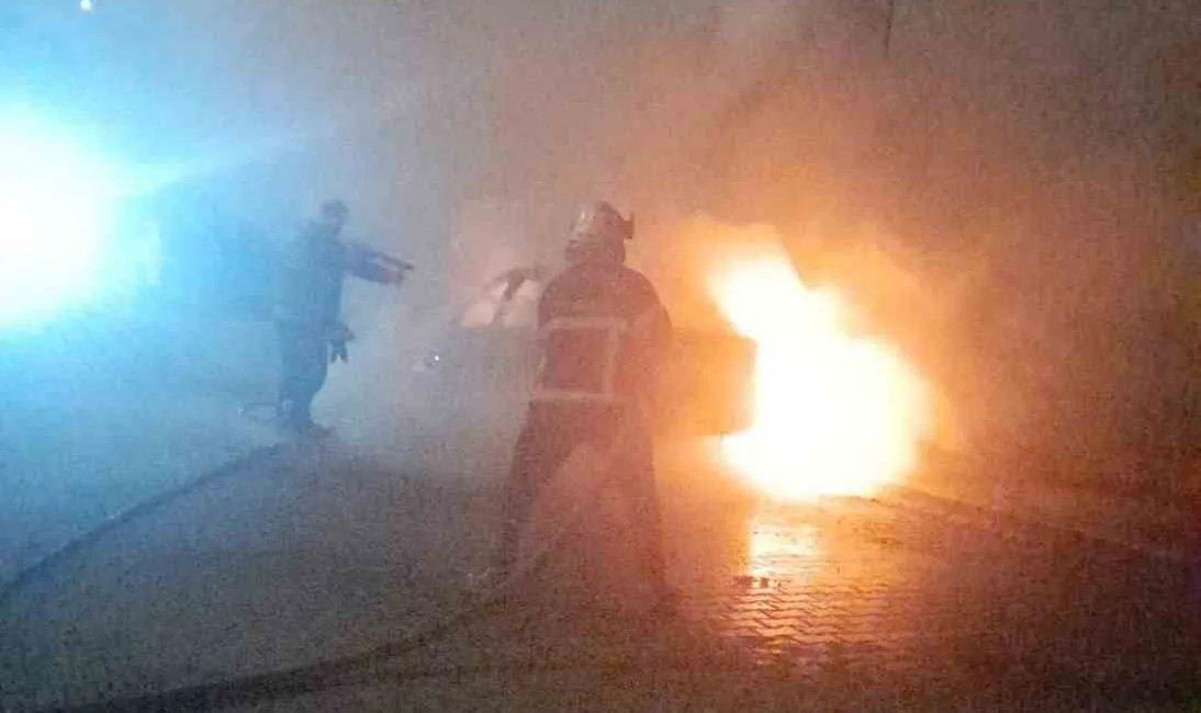 Kahramanmaraş’ta bir otomobilde çıkan yangın itfaiye ekiplerinin müdahalesi ile söndürüldü.