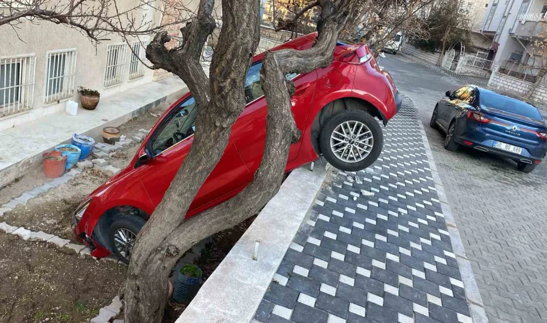 Nevşehir’de otomobilini evinin önüne park etmek isteyen sürücü direksiyon hakimiyetini