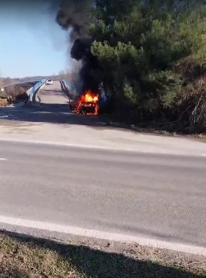 Zonguldak’ın Çaycuma ilçesinde yol kenarına park ettiği otomobil bir anda