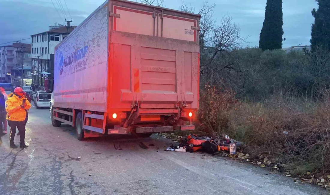 Kocaeli’nin Gebze ilçesinde park halindeki kamyonete çarpan motosikletli ağır yaralandı.