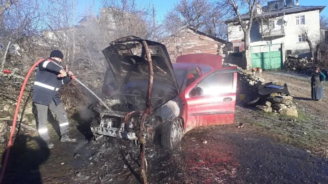 (İHA)-KARABÜK'ÜN EFLANİ İLÇESİNDE PARK HALİNDEKİ OTOMOBİLİN MOTOR KISMINDA ÇIKAN YANGIN