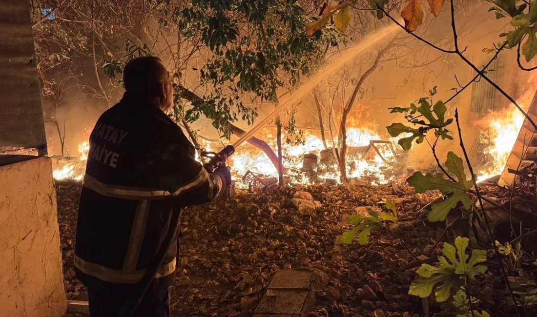 Hatay’ın Payas ilçesinde bir evin bahçesinde çıkan yangını itfaiye ekipleri