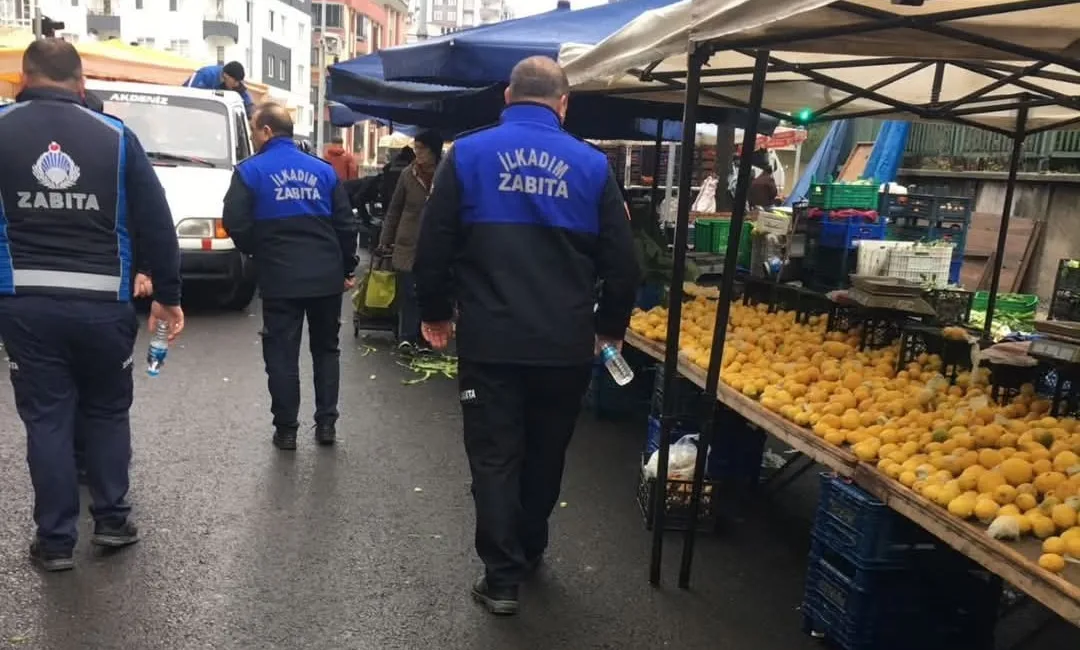 Samsun’un İlkadım Belediyesi Zabıta Müdürlüğü ekipleri, ilçe genelinde açılan pazarlarda