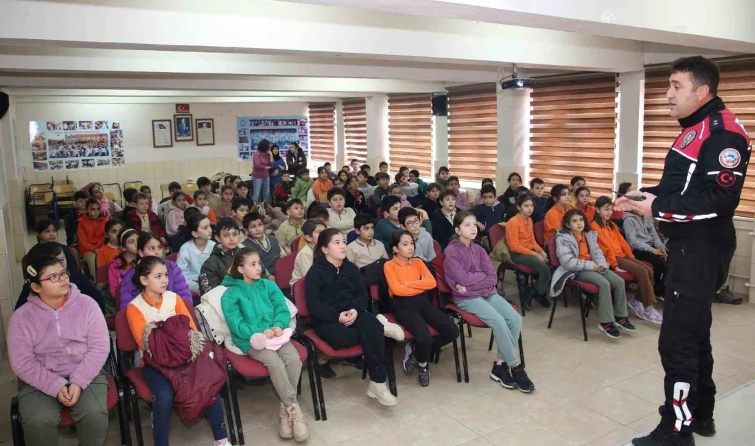 Afyonkarahisar’da polis ekipleri tarafından ilkokul öğrencilerine meslek tanıtımı yapıldı. Afyonkarahisar