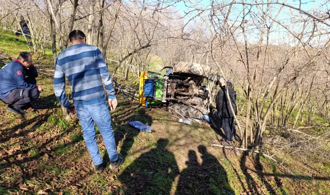 SAKARYA’NIN KARASU İLÇESİNDE KONTROLDEN ÇIKARAK DEVRİLEN TRAKTÖRÜN ALTINDA KALAN SÜRÜCÜ