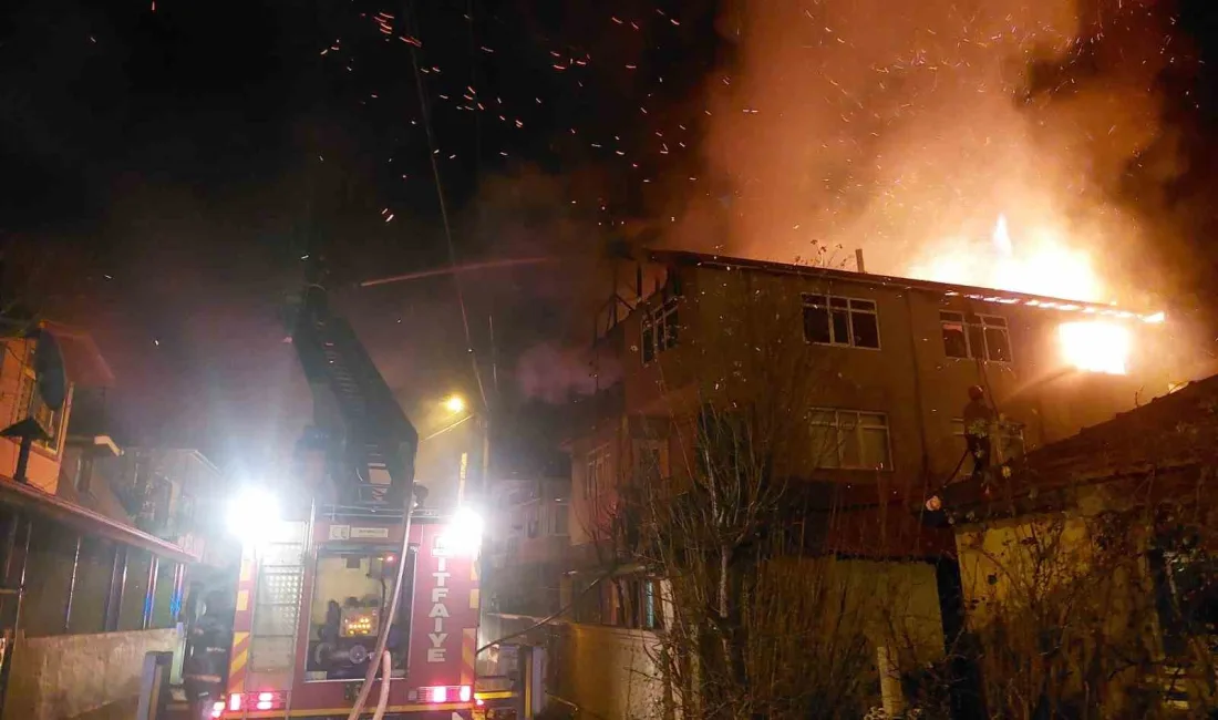 SAKARYA’NIN AKYAZI İLÇESİNDE 3 KATLI BİNANIN EN ÜST KATI ALEV