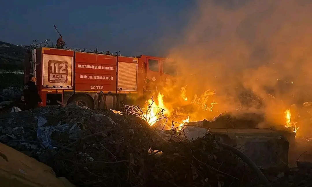 Hatay’ın Samandağ ilçesinde boş arazi ve kamışlık alanda çıkan yangın