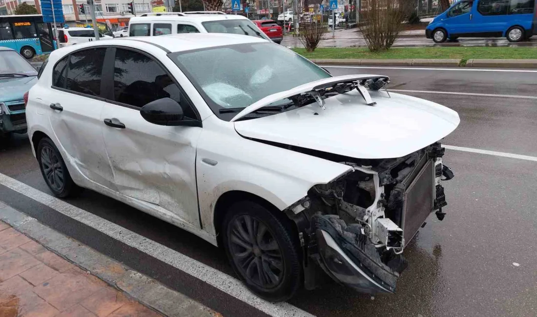 Samsun’da 3 araçlı zincirleme trafik kazasında 2 kişi hafif şekilde