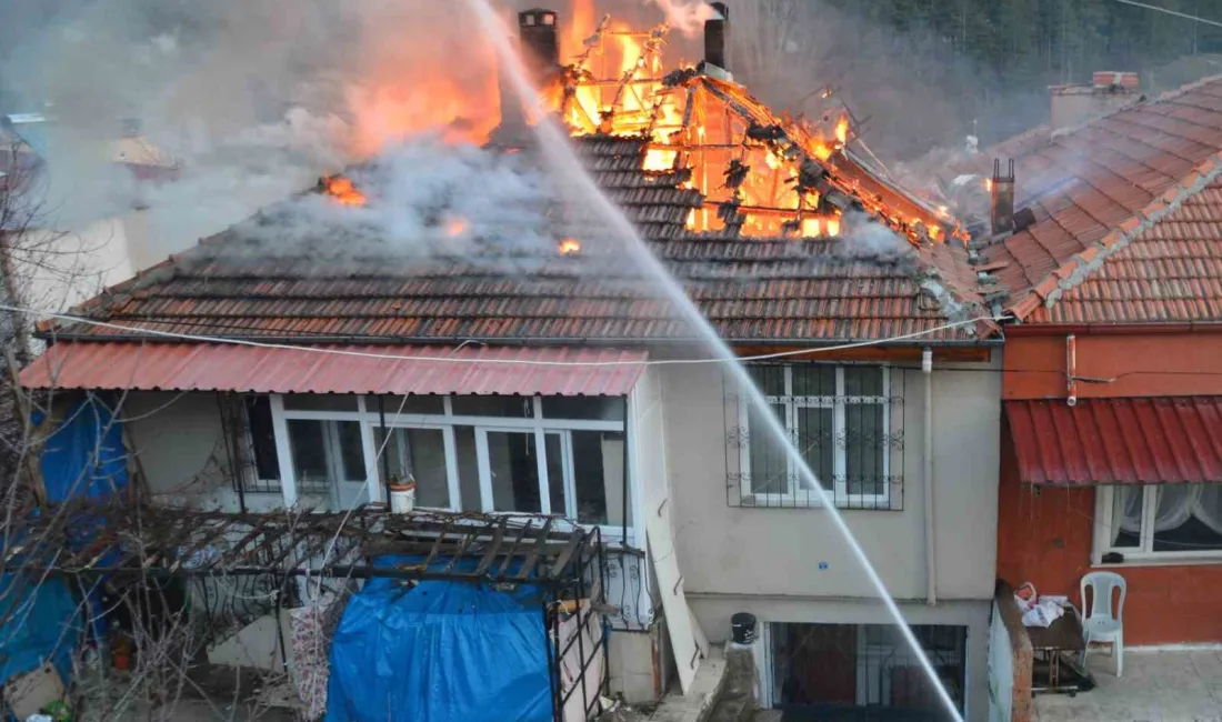 Samsun’un Havza ilçesinde iki katlı bir evin çatı katı alevlere