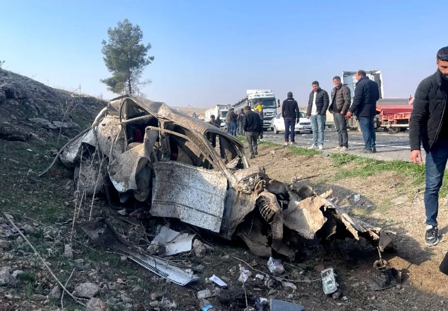 Şanlıurfa’da tırla çarpışıp şarampole devrilen otomobilin sürücüsü ağır yaralandı. Edinilen