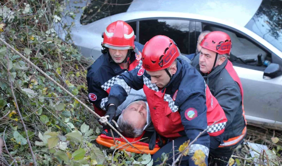 SAKARYA’NIN AKYAZI İLÇESİNDE SÜRÜCÜSÜNÜN KONTROLÜNDEN ÇIKAN OTOMOBİL ŞARAMPOLE UÇTU. YARALI