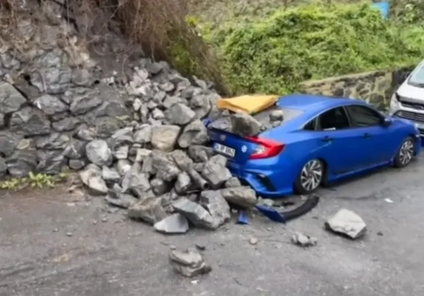 Sarıyer’de istinat duvarı yağmurun da etkisiyle park halindeki otomobilin üstüne