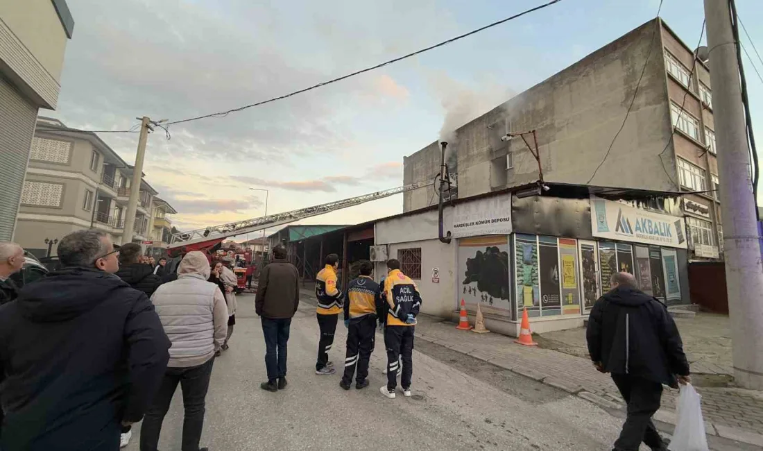 SAKARYA’NIN ADAPAZARI İLÇESİNDE 4 KATLI BİNANIN ÜÇÜNCÜ KATINDA ÇIKAN VE