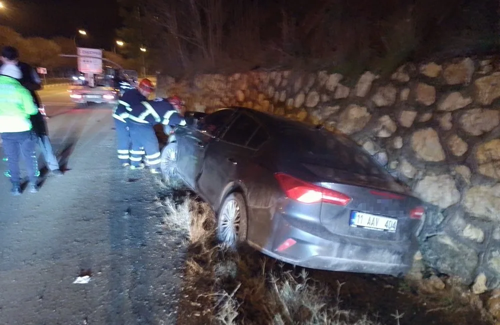 SEYİR HALİNDE KONTROLDEN ÇIKAN OTOMOBİL İSTİNAT DUVARINA ÇARPARKEN, SÜRÜCÜSÜ YARALANDI