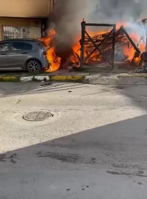 Sultanbeyli’de bir barakada çıkan yangın park halindeki araca sıçradı. Alevler