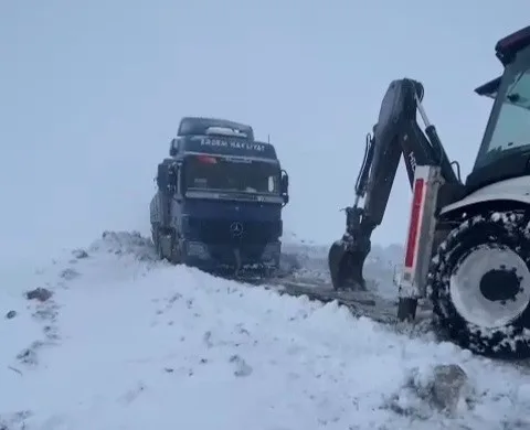 Tekirdağ’ın Hayrabolu ilçesinin kırsal mahallelerinde yoğun kar yağışı nedeniyle yolda