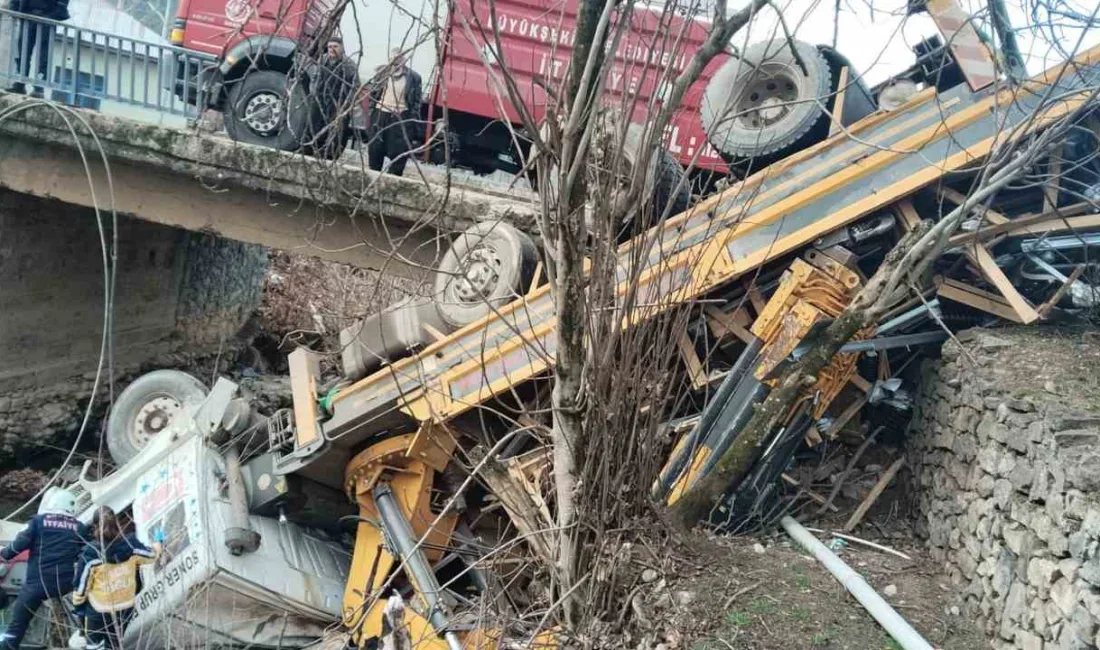 Adana’nın Feke ilçesinde tırın ırmağa düşmesi sonucu iki kişi yaralandı.