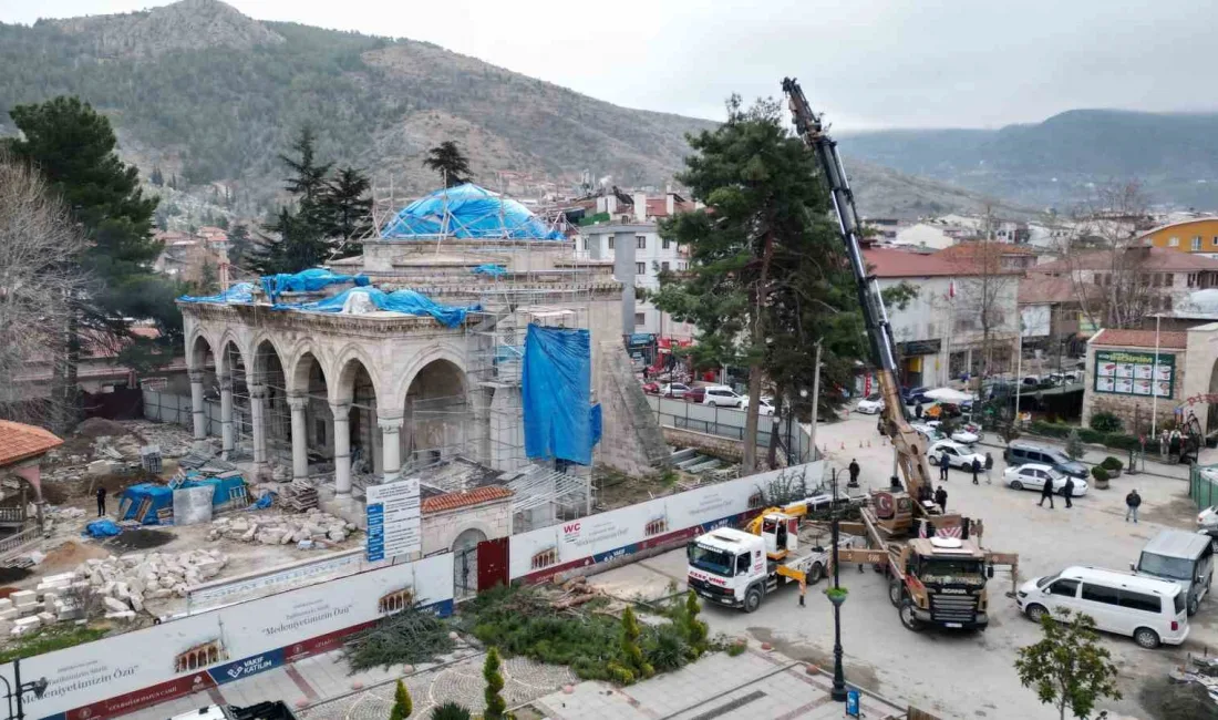 Tokat’taki Meydan Camii’nin restorasyon çalışmaları sırasında türbe ve mezar kalıntılarına