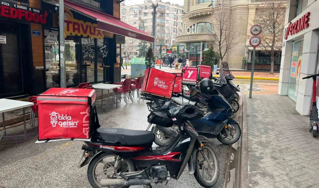 Eskişehir’de duyarsız sürücülerin park alanına çevirdiği trafiğe kapalı sokakta esnaflık