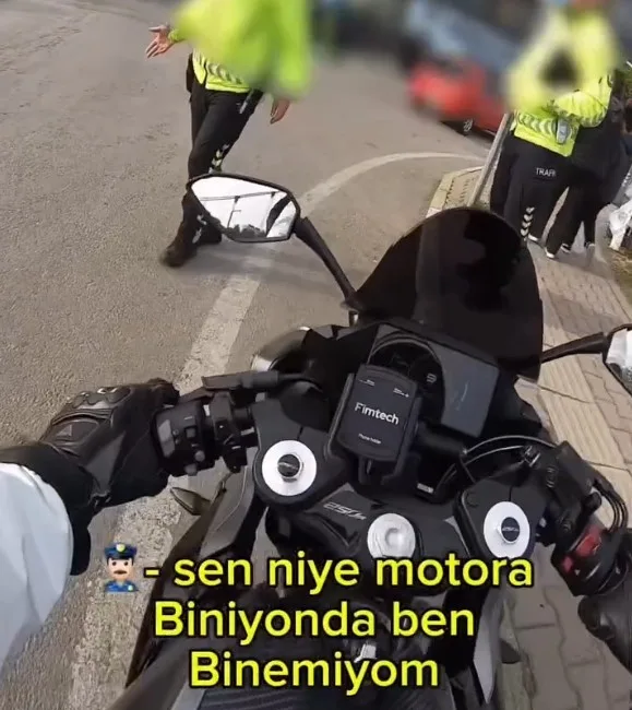 Samsun’un Çarşamba ilçesinde motosikletli genç ve trafik polisi memurlarının kısa