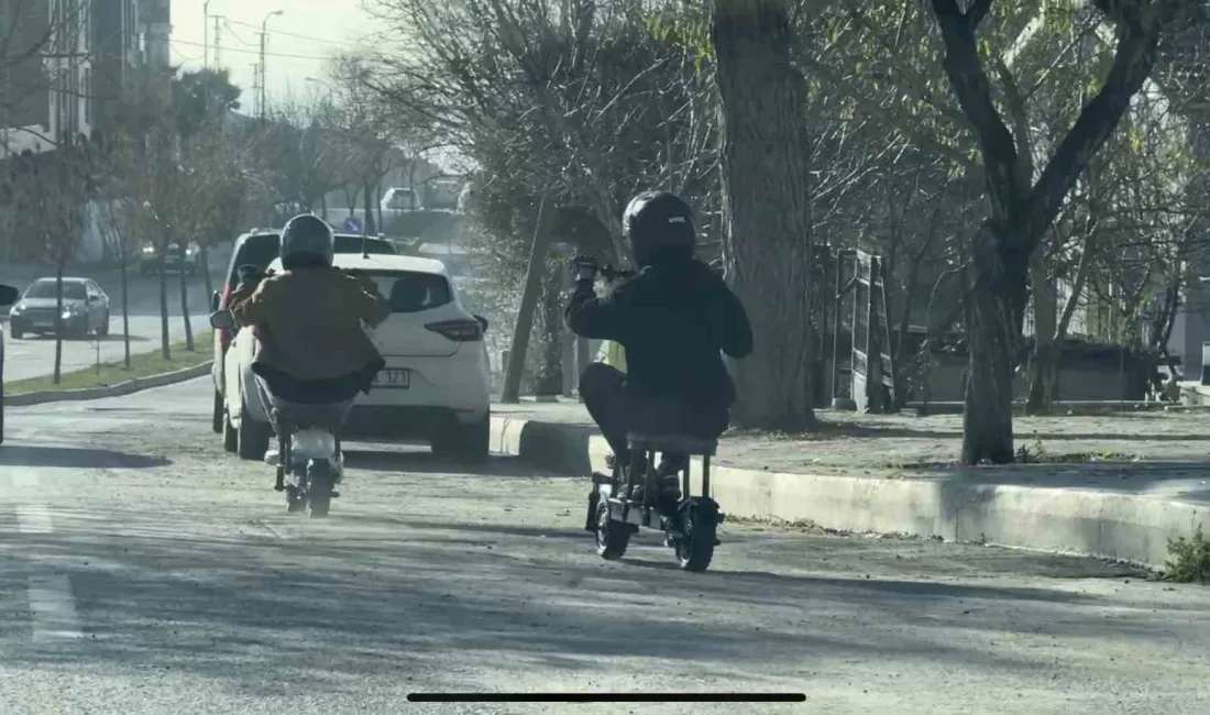 İSTANBUL'DA GİDEREK YAYGINLAŞAN ELEKTRİKLİ SCOOTER KULLANIMI ÇOĞU ZAMAN TRAFİĞİ TEHLİKEYE