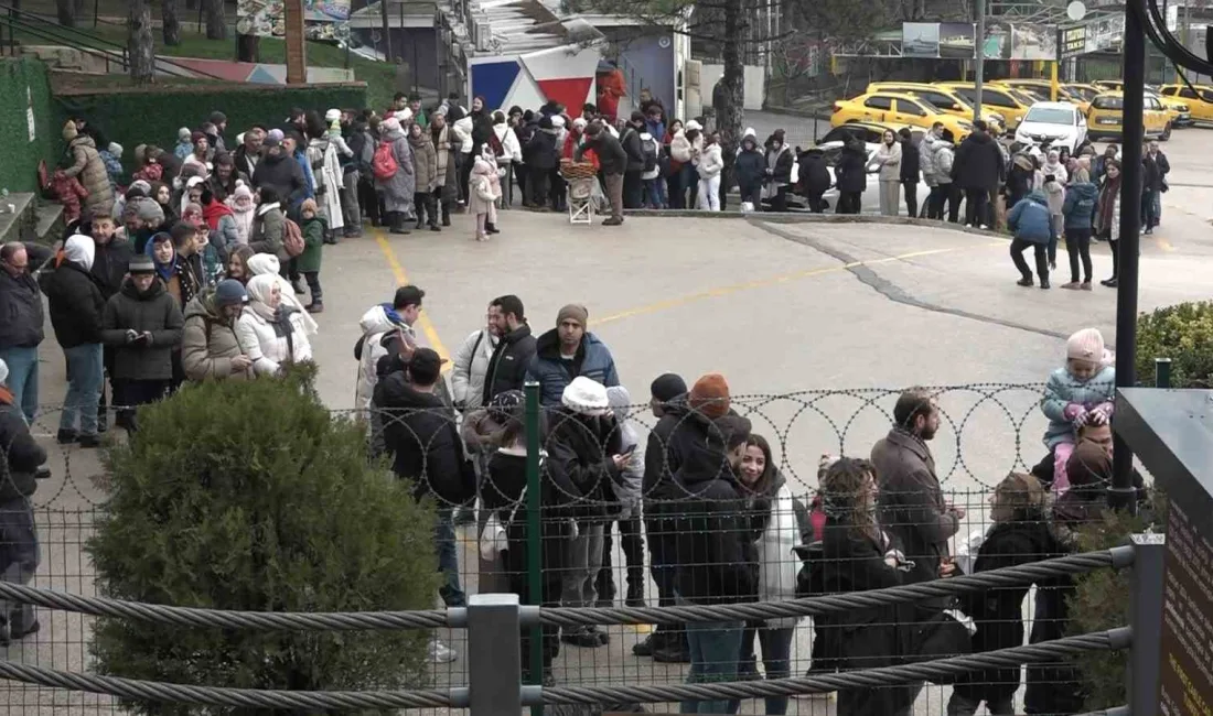 ULUDAĞ’A ÇIKMAK İSTEYENLER METRELERCE KUYRUK OLUŞTURDU