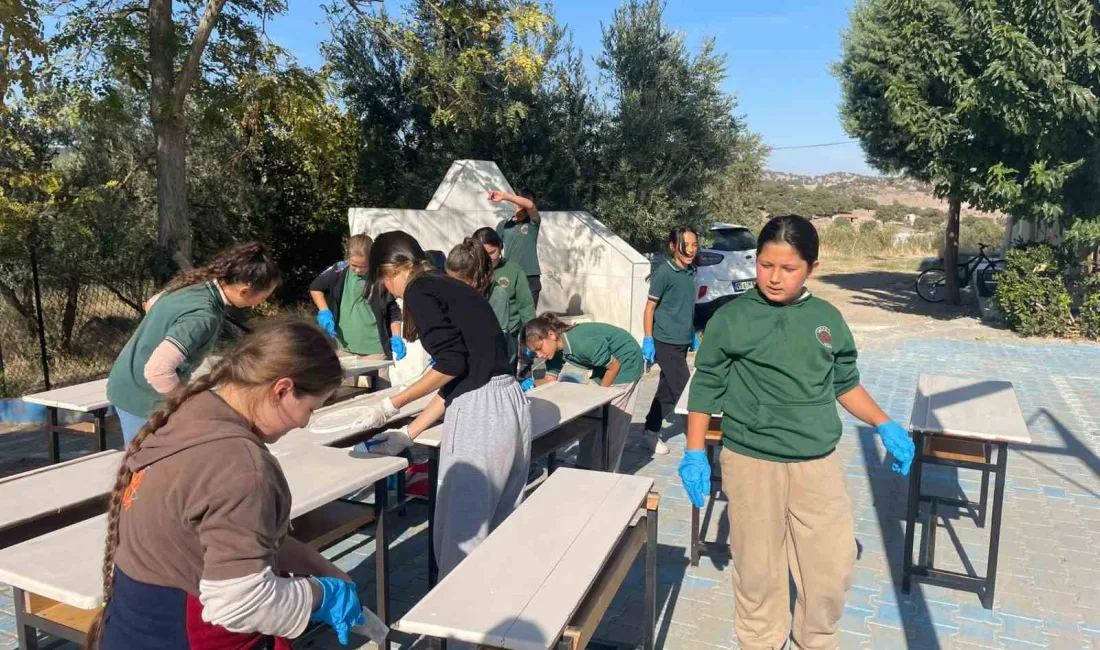 MANİSA’DA BİR KÖY OKULUNUN MASALARINI ZIMPARALAYARAK BOYAYAN ÜNİVERSİTE ÖĞRENCİLERİ, KATKIDA