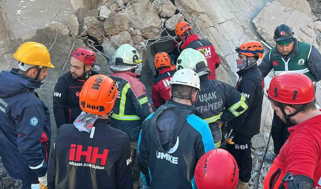 UŞAK'TA YIKIM SIRASINDA ENKAZ ALTINDA KALAN İŞ MAKİNESİ VE OPERATÖRÜ