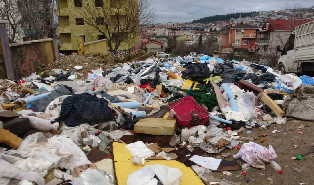 Üsküdar’da oluşan moloz, çöp ve atık yığınları mahalleliyi canından bezdirdi.