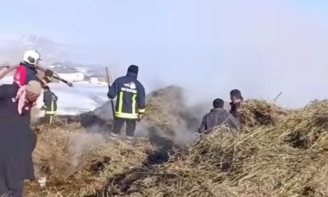 Van’ın İpekyolu ilçesinde ot yığınında çıkan yangın, itfaiye ekipleri tarafından