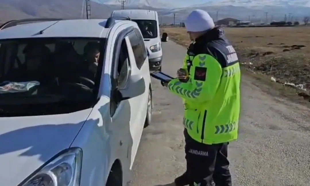 VAN'IN MURADİYE İLÇESİNDE GÜVENLİK GÜÇLERİ TARAFINDAN YAPILAN DENETİMLER