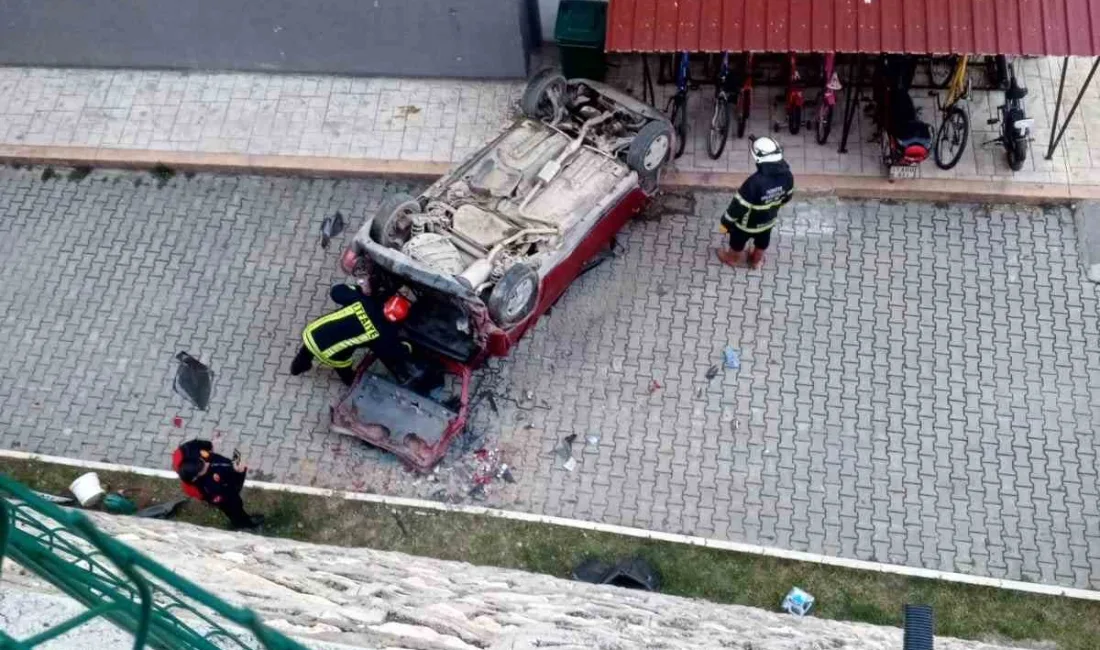 Kastamonu’da sürücünün yanlışlıkla geri vitese aldığı otomobil istinat duvarından düştü.