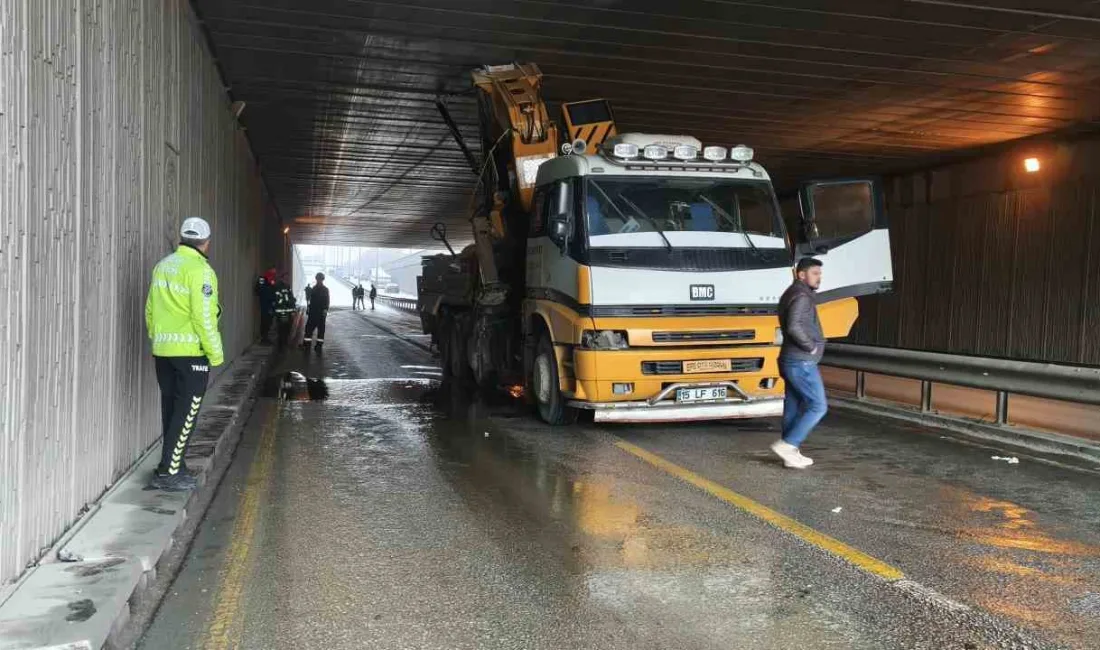 Denizli’de inşaat yapı malzemeleri taşıyan vinç alt geçitte sıkıştı. Alt