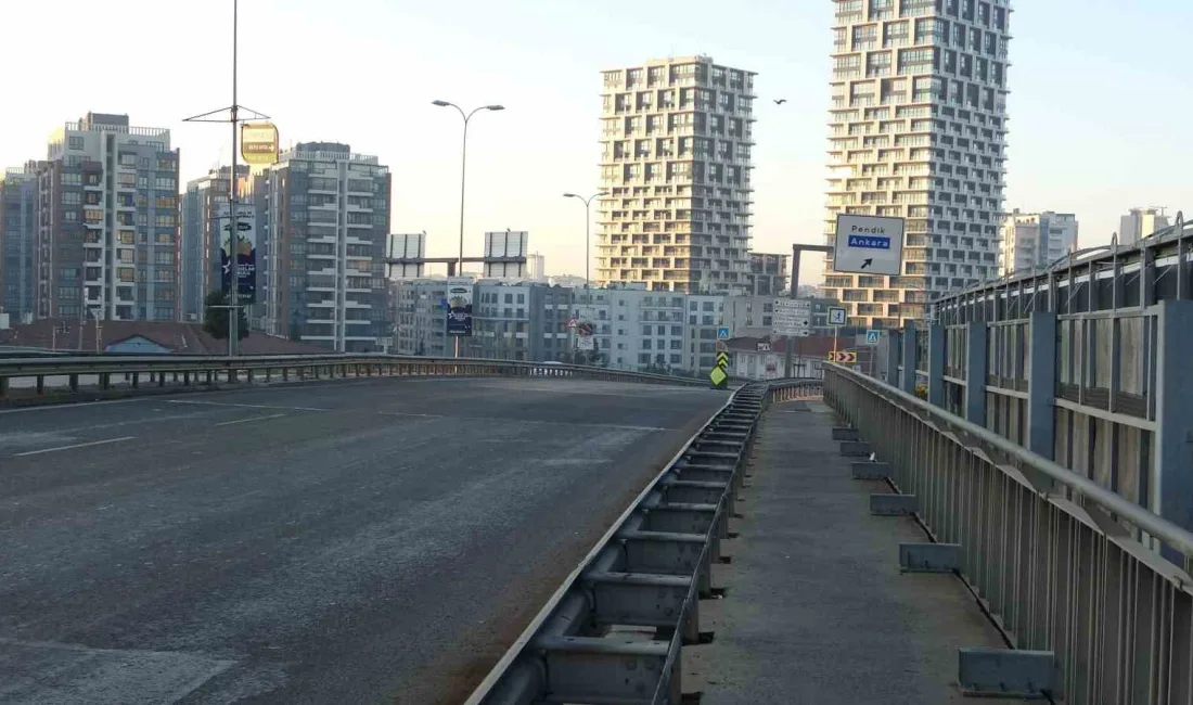 İSTANBUL’DA YENİ YILIN İLK GÜNÜNDE SABAH SAATLERİNDE YOLLAR BOŞ KALDI.