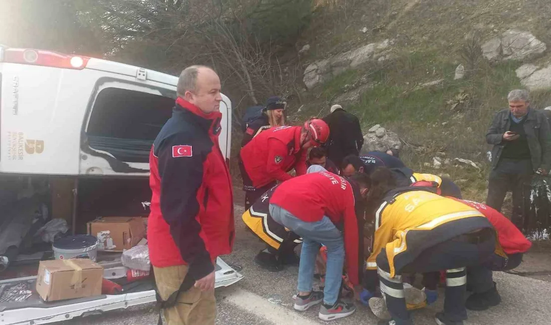 BALIKESİR'İN KEPSUT İLÇESİNDE MEYDANA GELEN TRAFİK KAZASINDA YOLCU TAŞIYAN MİNİBÜS