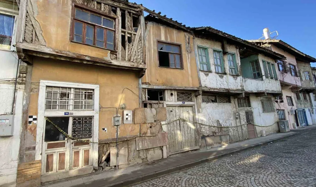 Tokat’ın Zile ilçesinde, Amasya Caddesi’ndeki metruk binalar mahalle sakinlerini endişelendiriyor.