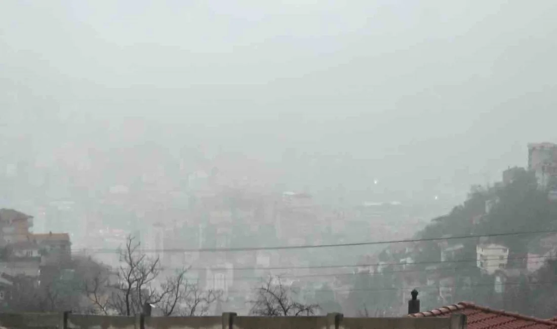 Zonguldak’ta sabah saatlerinden itibaren sis ve yağış etkili oldu. Meteoroloji